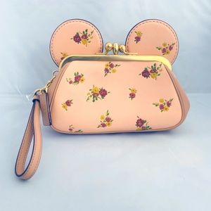 ✨NWT DisneyXCoach MinnieMouse Kisslock EarWristlet